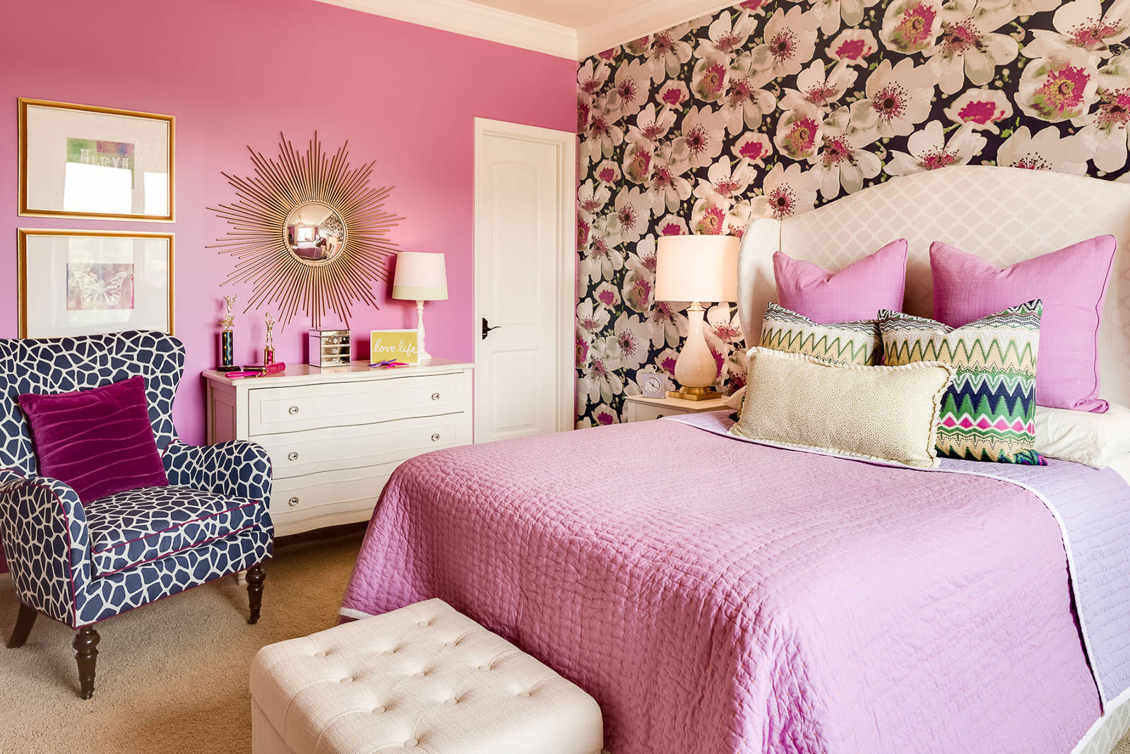Пыльно розовый: сочетание с другими цветами в интерьере, диван цвета пыльной розы и стены - 26 фото