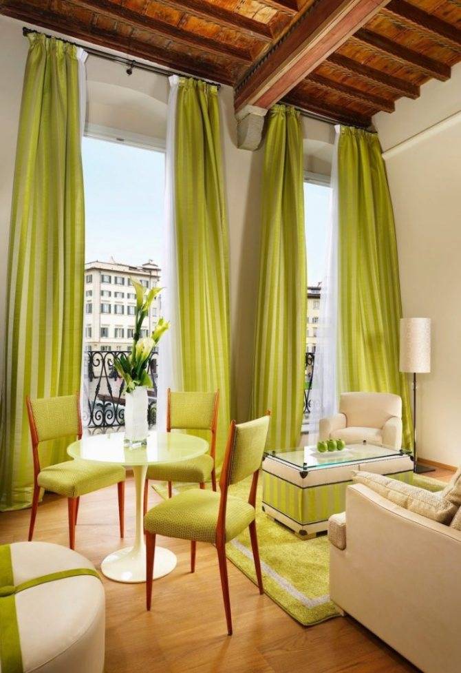 Зеленые шторы в интерьере гостиной: 40 фото интерьеров зала