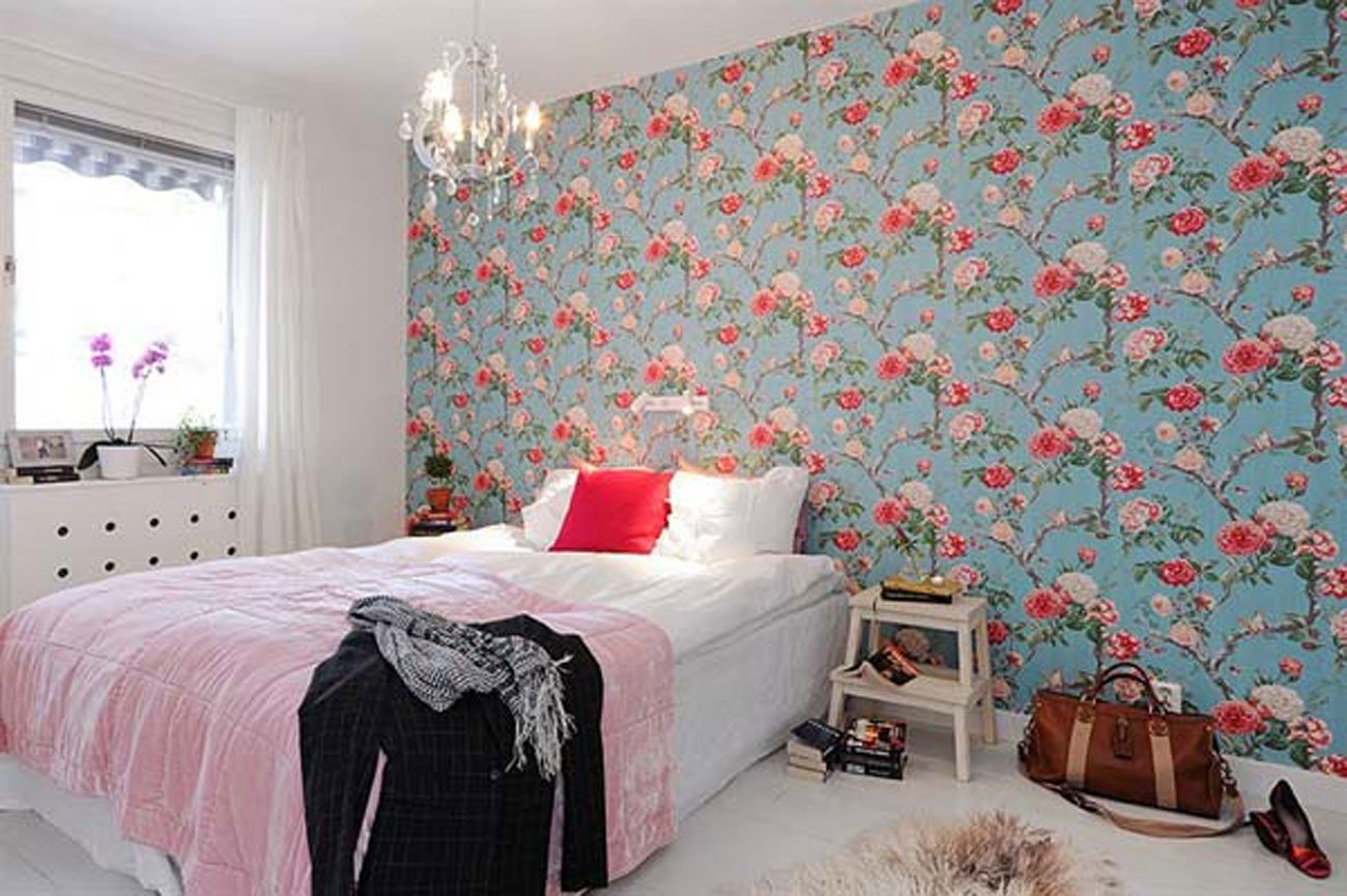 Дизайн спальни с цветами на обоях