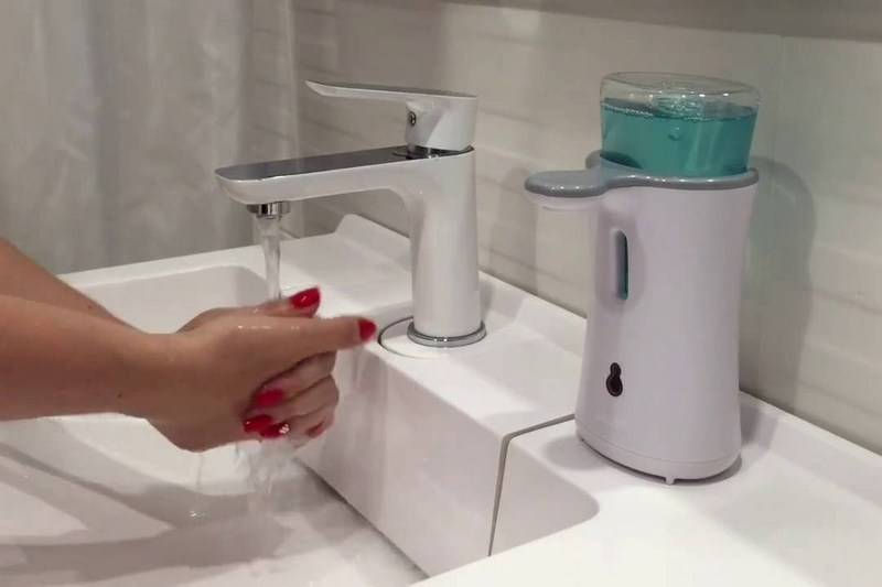 Диспенсер для жидкого мыла: 60+ дизайнерских моделей для ванной