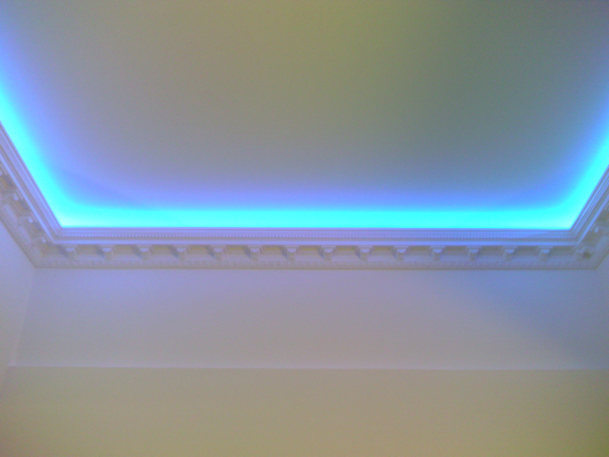 Установка светодиодной ленты на потолок: пошаговая инструкция, необходимые материалы, фото