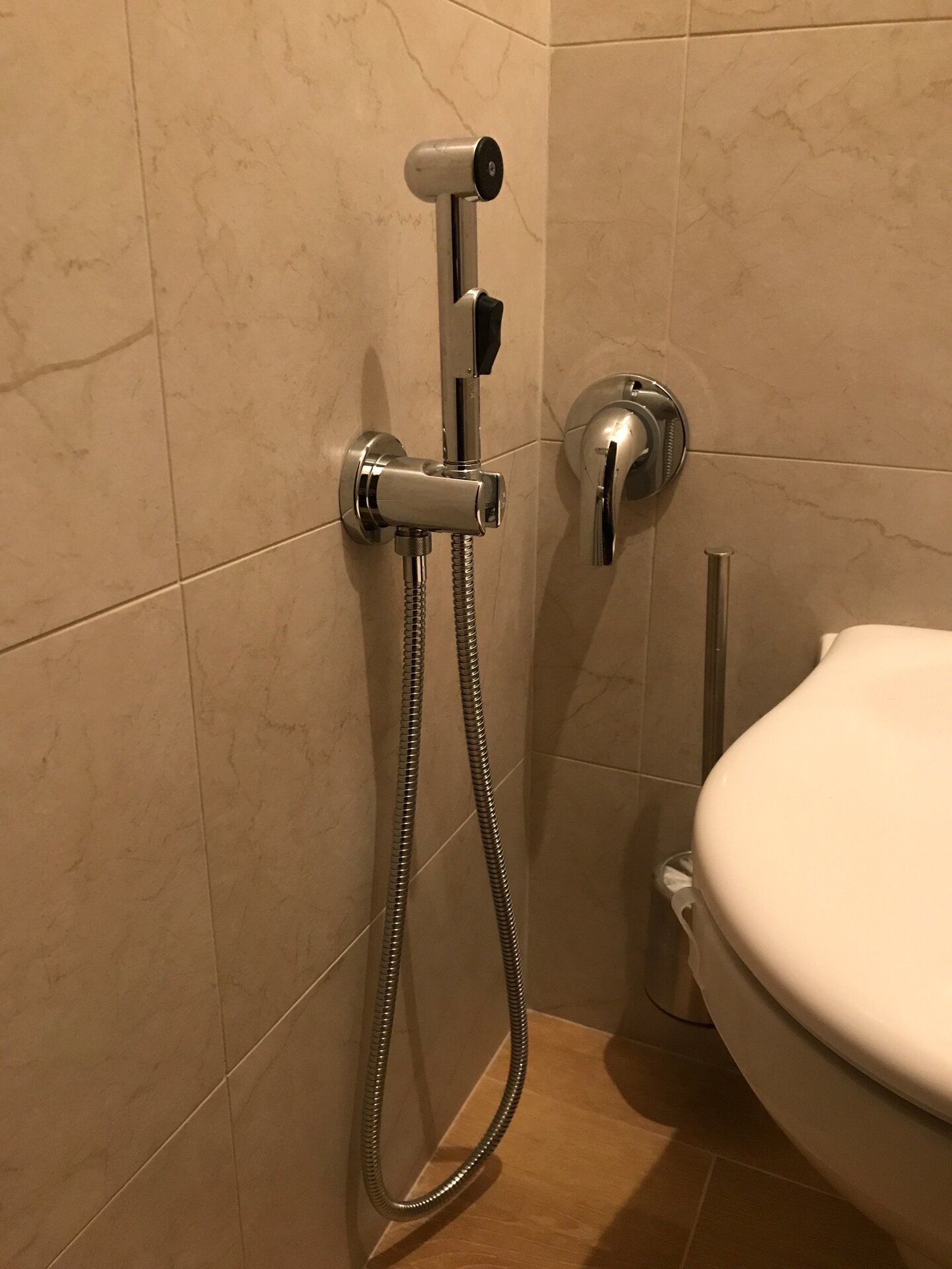 гигиенический душ со смесителем в интерьере