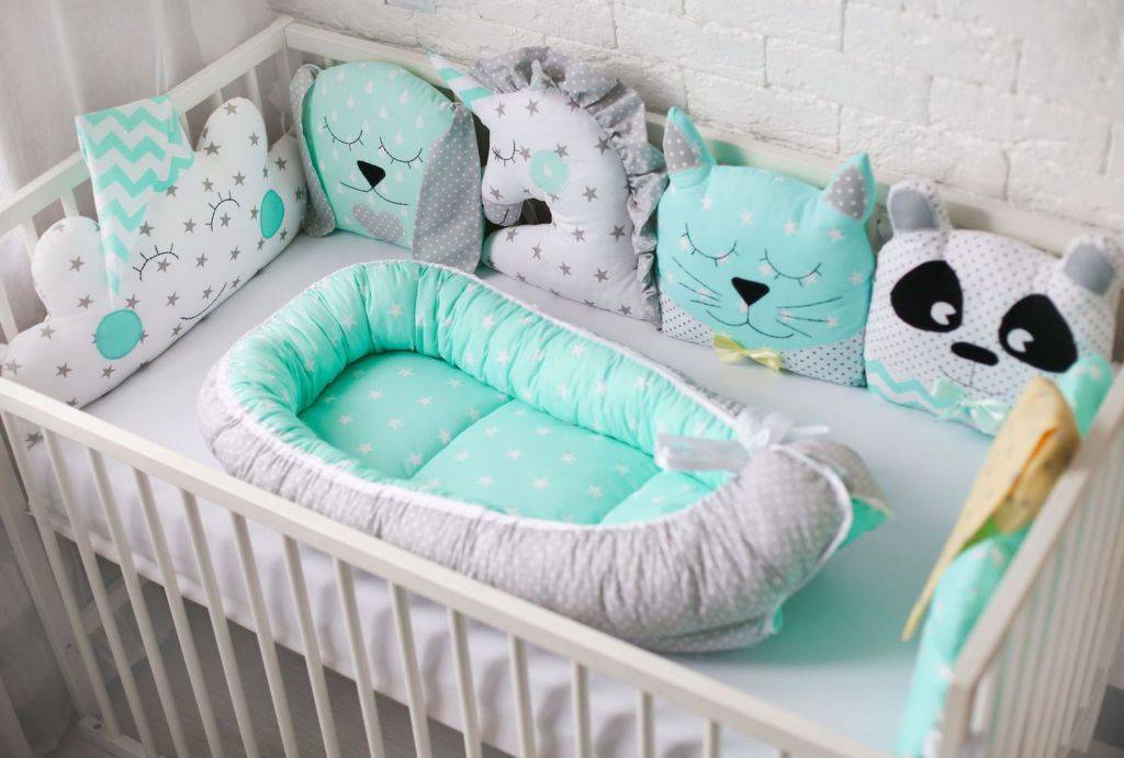 Бортики в кроватку для новорождённых, фото и особенности выбора
