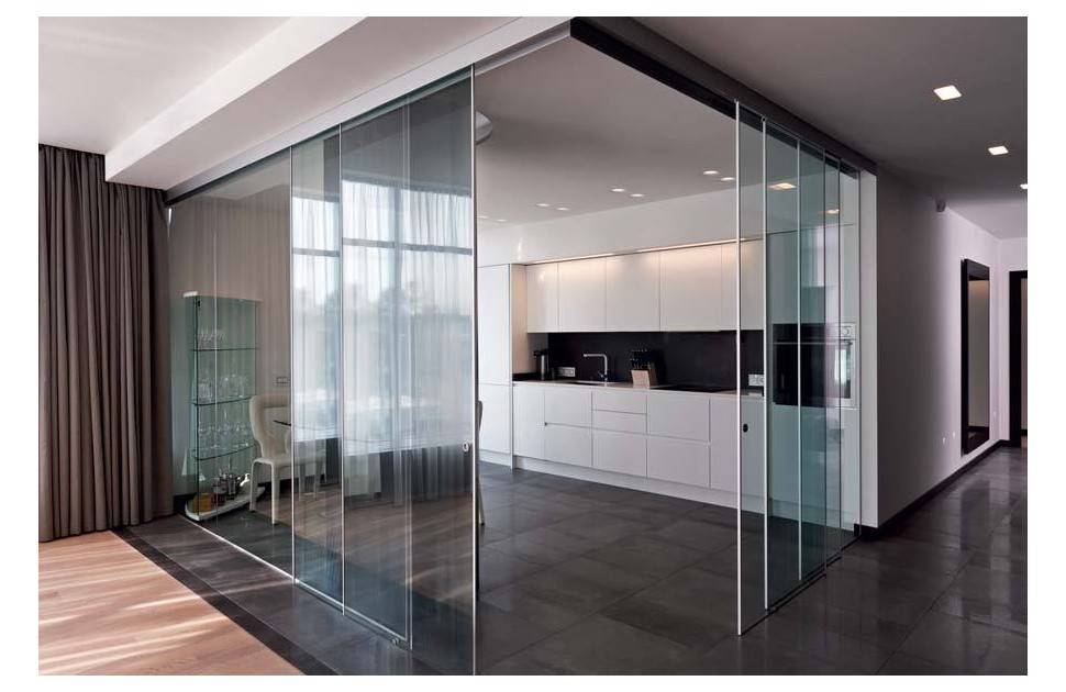 Перегородка из стекла в интерьере — легкость прозрачных конструкций
