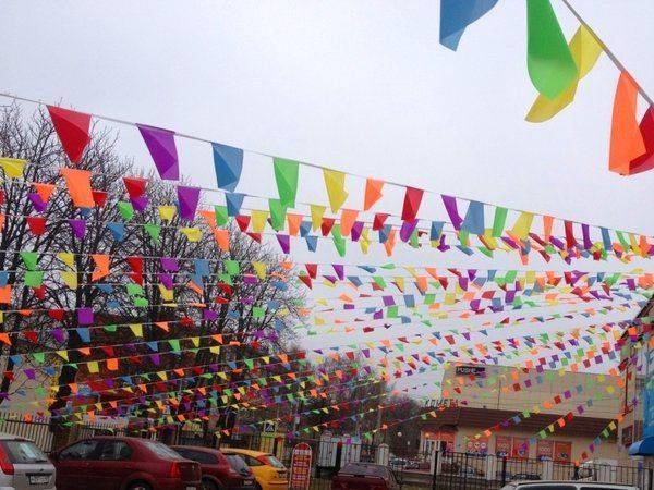 Декор комнат гирляндами: 15 волшебных идей для украшения интерьера