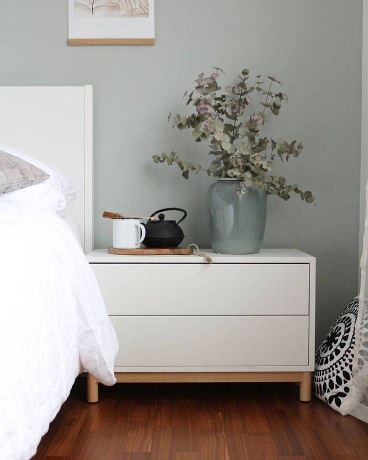 Прикроватные тумбочки: 60 идей подчеркиващих шарм вашей спальни