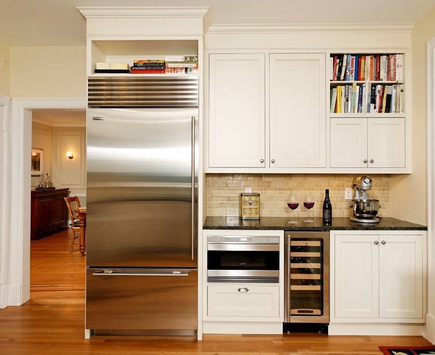 Холодильник в интерьере кухни: как сочетать с фасадами?