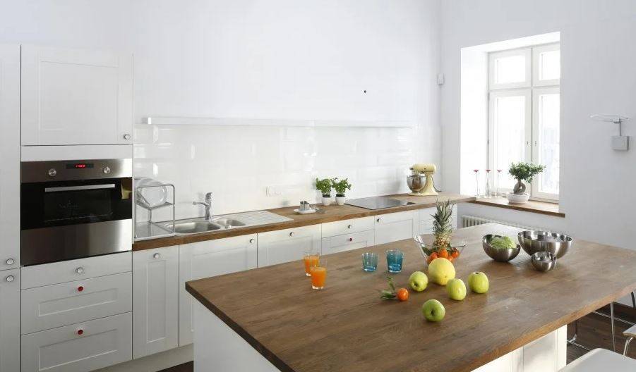 Кухня без верхних навесных шкафов и ящиков с одной стороны: дизайн углового гарнитура в современном стиле
 - 21 фото