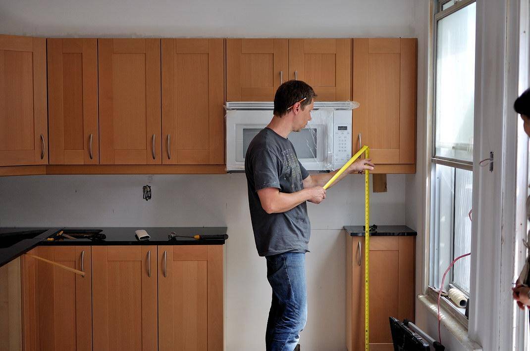 Как повесить кухонные шкафы на стену: варианты креплений, монтаж