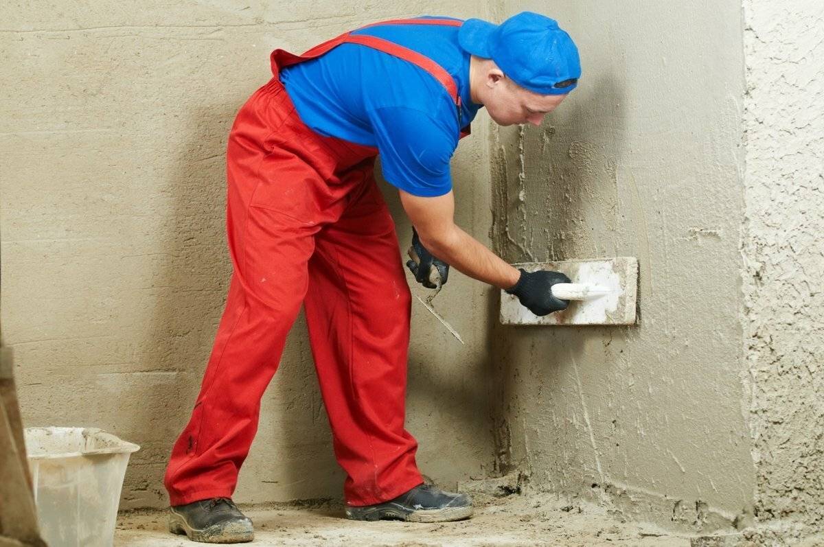 Какая штукатурка лучше для выравнивания стен — гипсовая или цементная