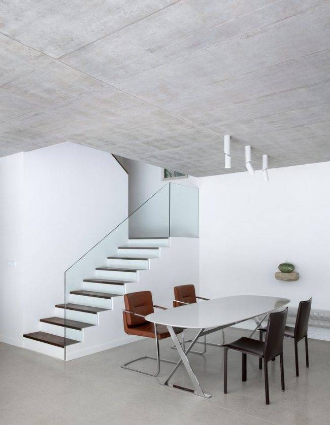 Бетонный потолок в интерьере: 60 лаконичных идей для дизайна в стиле лофт, минимализм и хай-тек