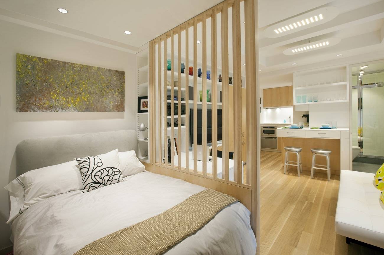 Дизайн уютной комнаты: две зоны спальни, фото