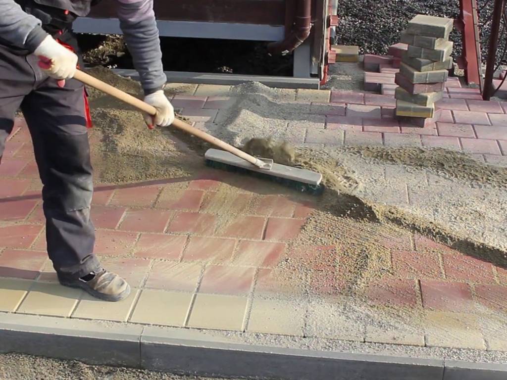Укладка плитки тротуарной своими руками – пошаговая инструкция
