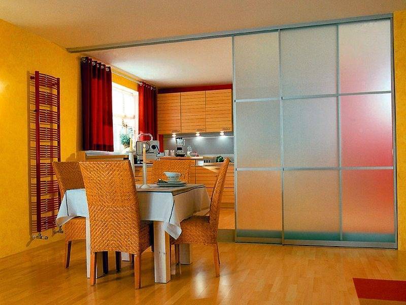 Раздвижные межкомнатные двери между кухней и гостиной фото