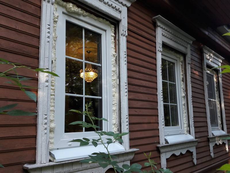 Пластиковые окна в старых домах. Пластиковые окна в деревенском доме. Пластиковые окна в старый деревянный дом. Окна старых деревянных домов. Пластиковые окна в Старом деревянном доме.