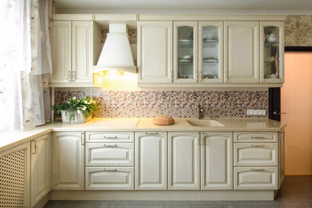 Роскошные интерьеры классических кухонь в светлых тонах с патиной
