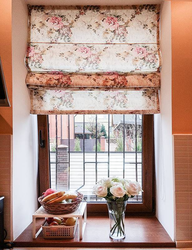 Дизайн кухни с римскими шторами: 70+ фото интерьеров