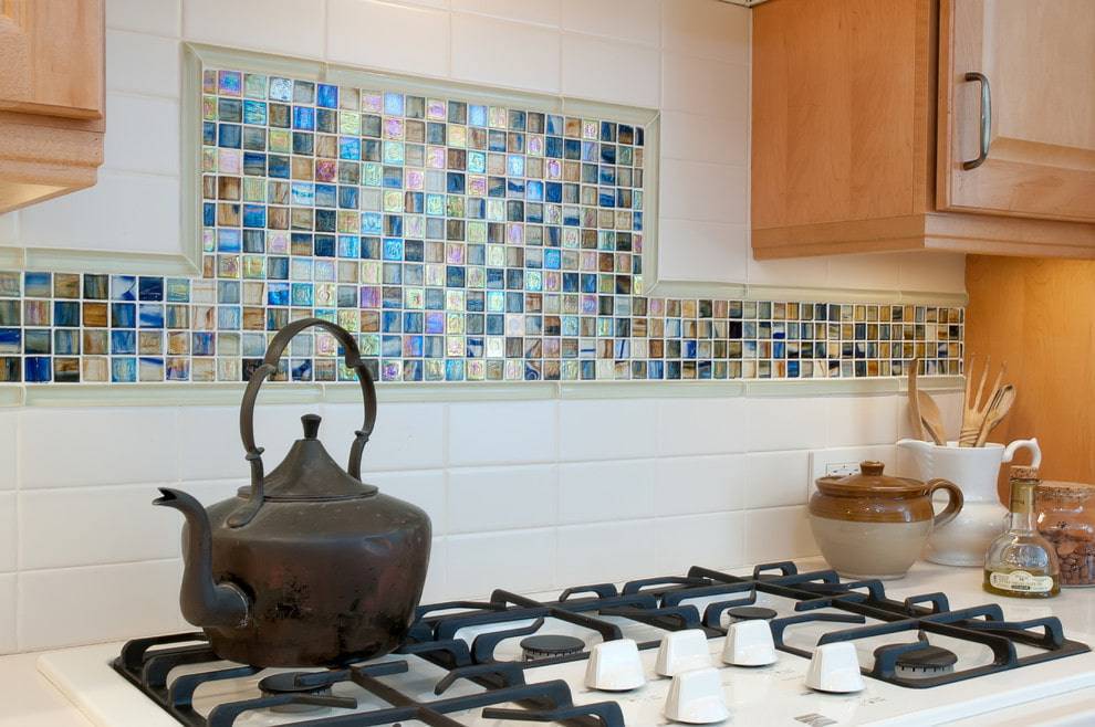 Стеклянная плитка для ванной и кухни - 60 фото примеров