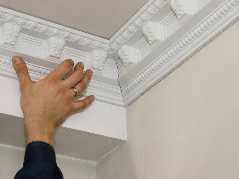 Как клеить багеты на потолок: способы и инструкции