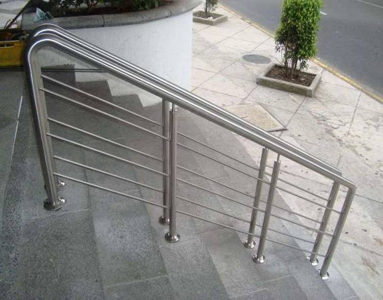 Металлические поручни для лестниц: 4 элемента