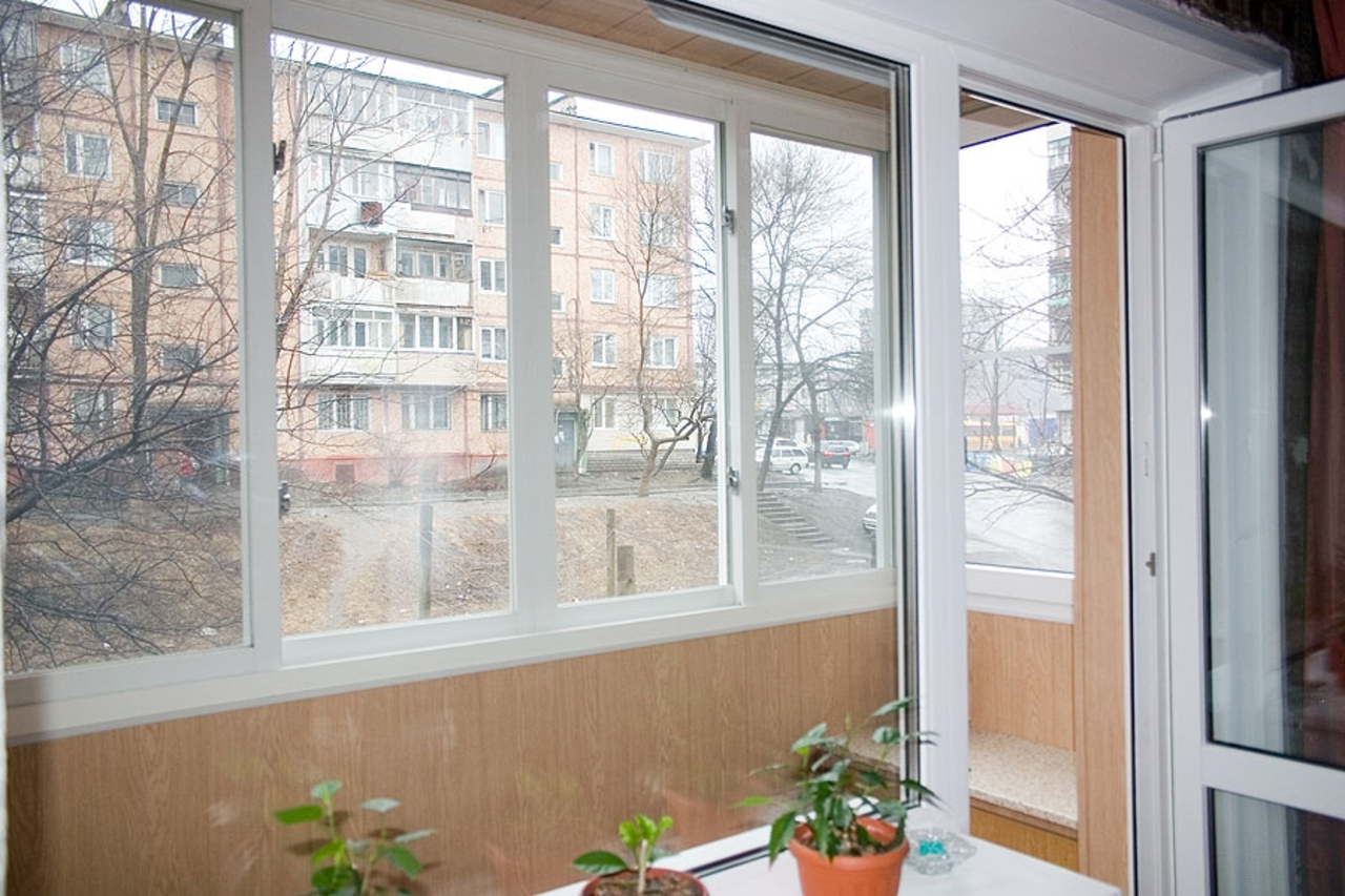 Раздвижные окна для балкона: виды раздвижного остекления балконных окон