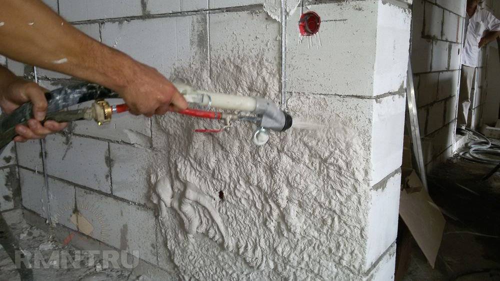 Оштукатуривание стен из газобетона внутри помещения