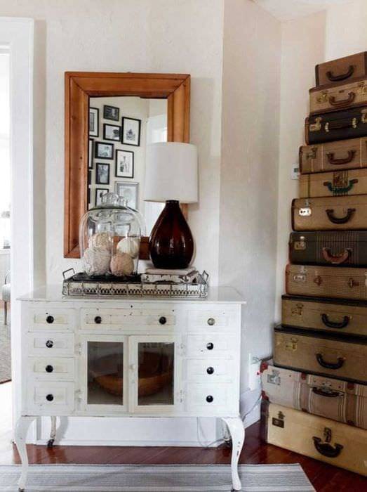 Старые чемоданы в интерьере в роли мебели и предметов декора