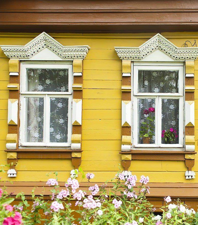 Наличник на окна в деревянном доме: декоративное украшение фасада и 70+ оригинальных примеров