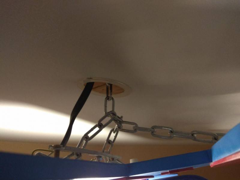 Как закрепить светильник и люстру на потолке