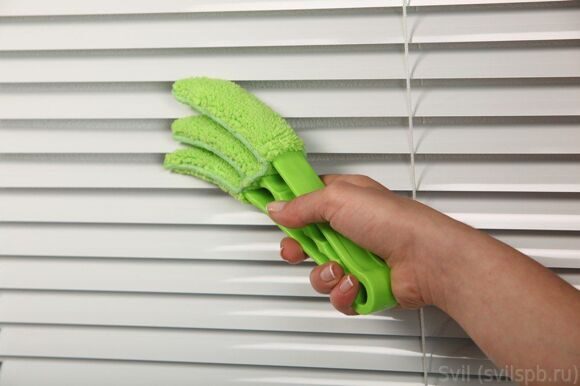 Как помыть горизонтальные жалюзи, не снимая с окон и как их снять для чистки в домашних условиях