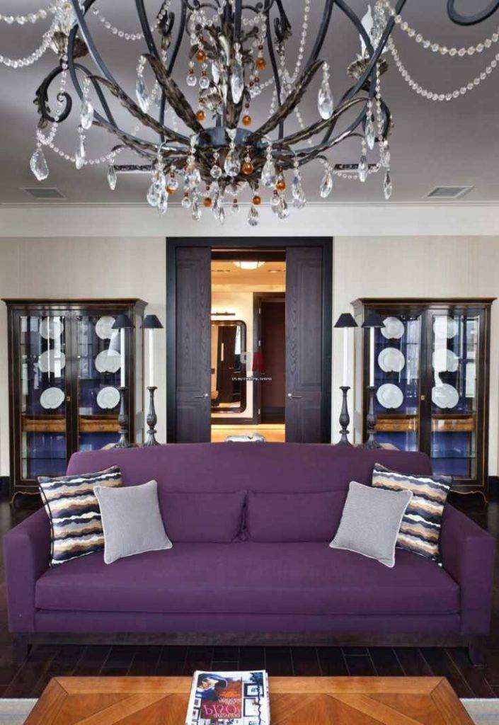 Фиолетовый диван в дизайне интерьера