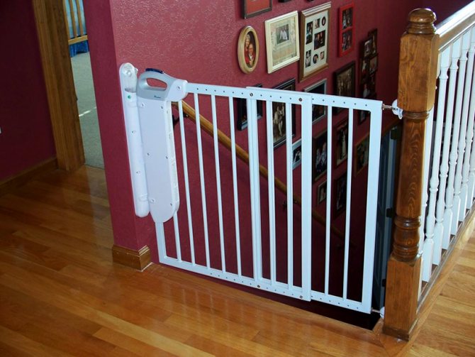 Ворота безопасности как защита на лестницу от детей