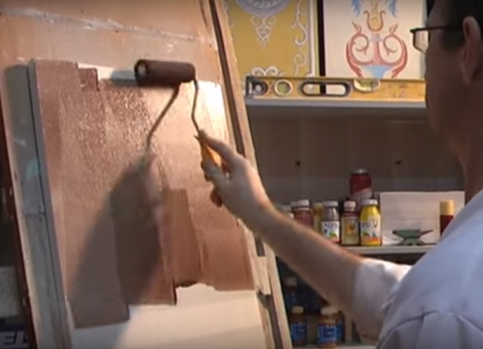 Как покрасить старую межкомнатную дверь под дерево своими руками: видео