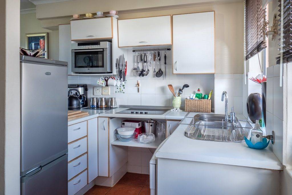 Как расположить холодильник на кухне: основные правила, важные и полезные советы