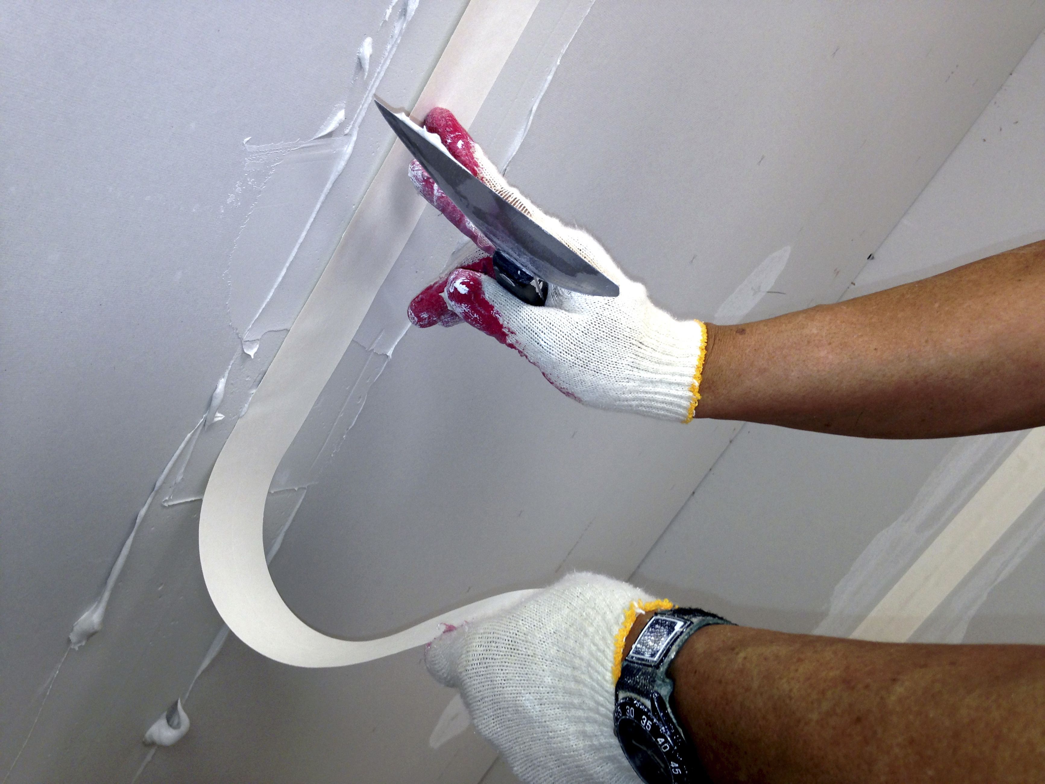 Как шпаклевать потолок из гипсокартона под покраску: 5 этапов