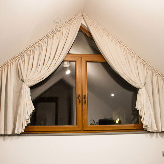 Обзор штор на нестандартные окна — косые, скошенные, и треугольные