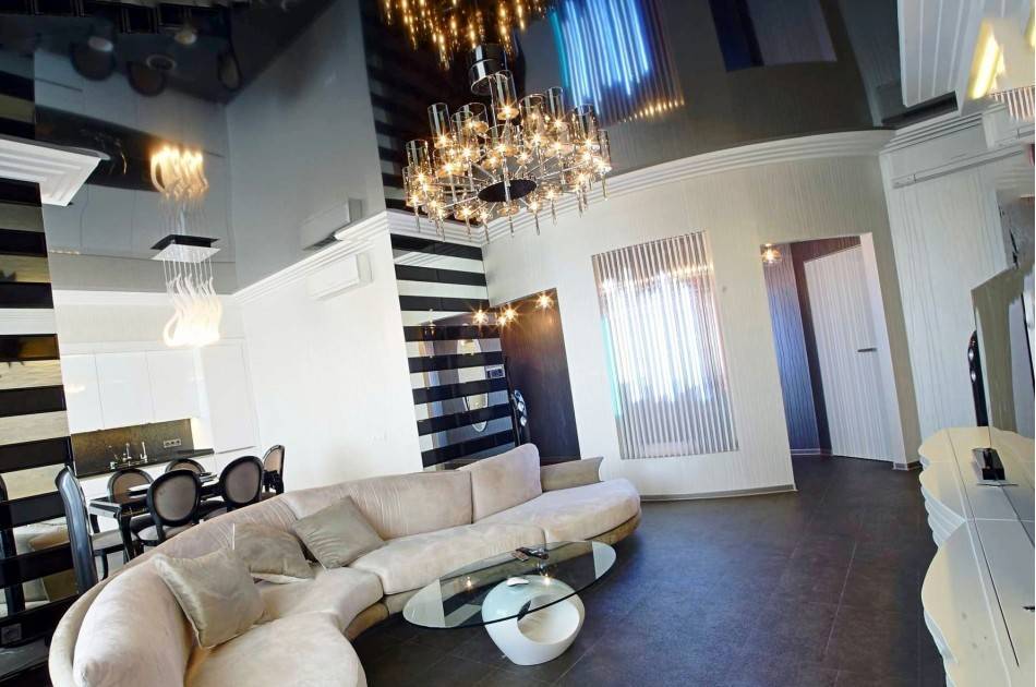 Натяжные потолки в гостиной - обзор современного дизайна, а также сочетания в интерьере (100 фото)