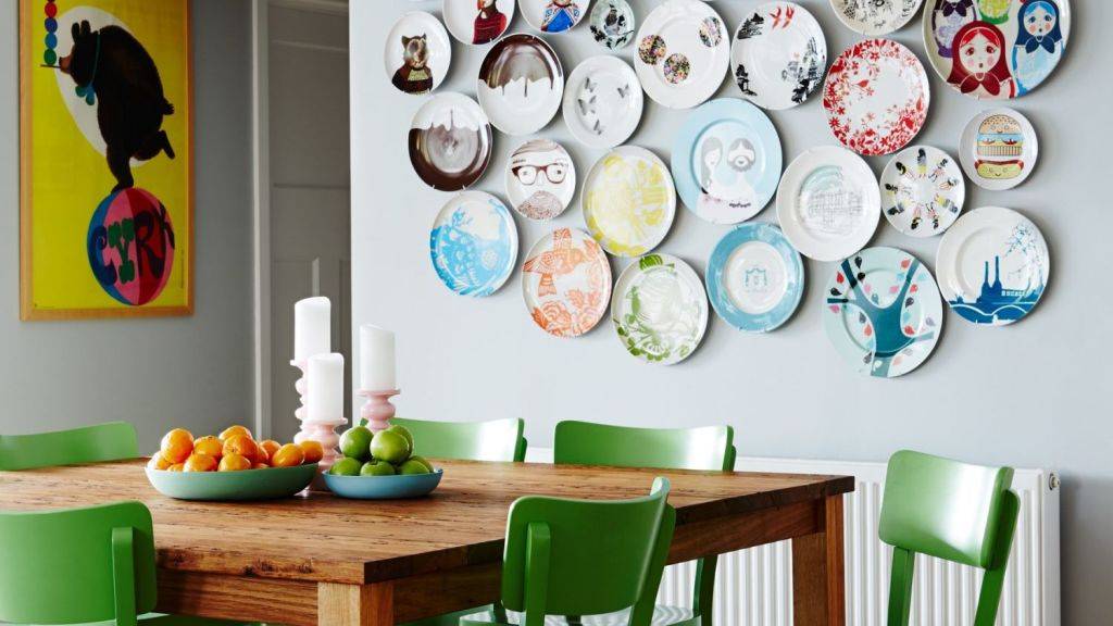 Украшаем стены декоративными тарелками +75 фото