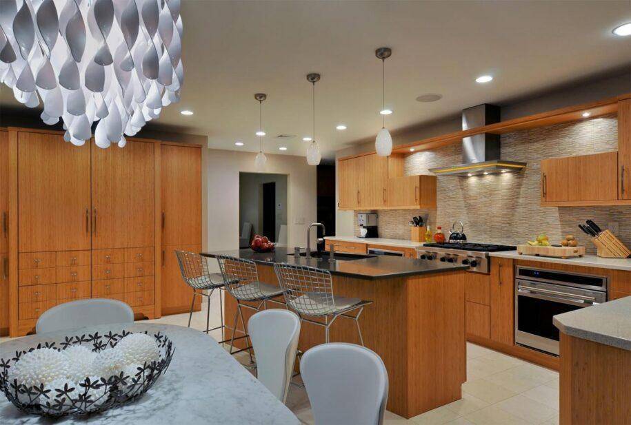 Дизайн потолка на кухне, виды: глянцевый, натяжной, варианты отделки навесного потолка 
 - 49 фото