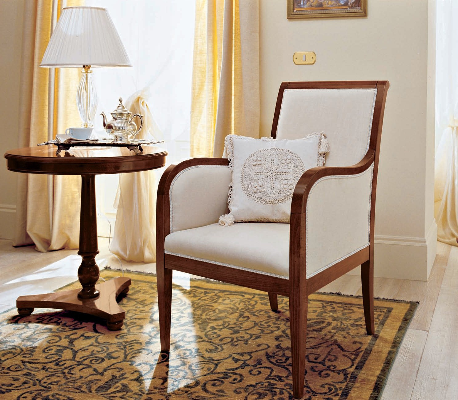 Фото стулья гостиной. Стол журнальный Bruno Piombini. Кресло в классическом стиле. Кресло с журнальным столиком. Красивые кресла в гостиную.