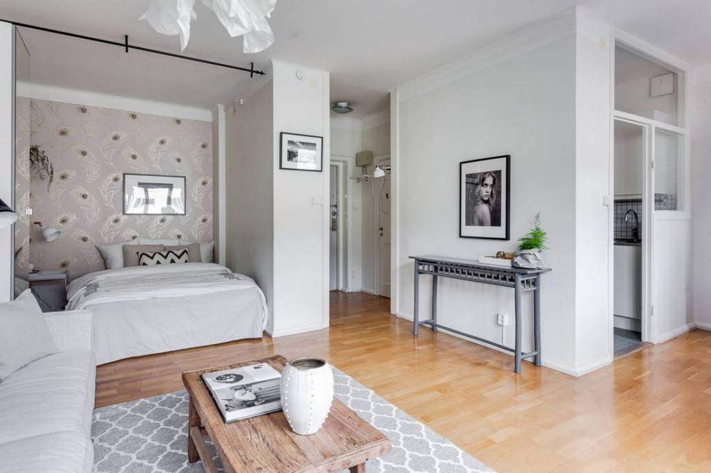 Дизайн однокомнатной квартиры с нишей: интерьер комнаты с кроватью в однушке, фото