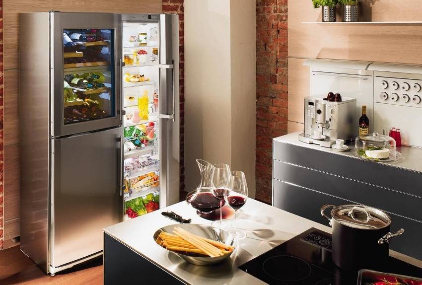 Холодильник в интерьере кухни: как сочетать с фасадами?