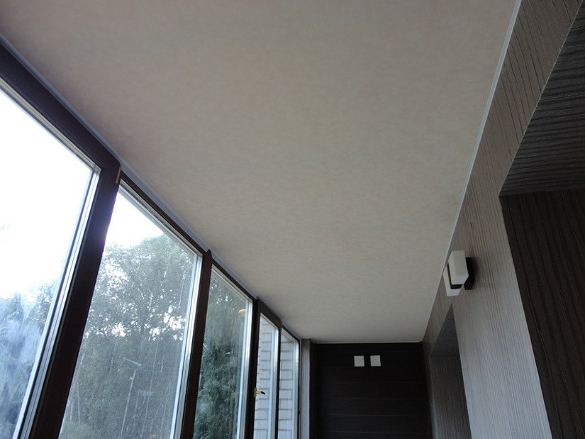 Натяжной потолок на балконе - плюсы и минусы конструкции