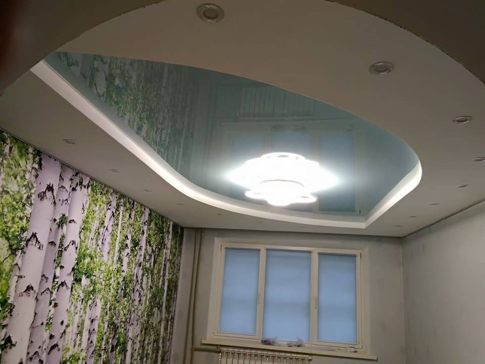 Двухуровневый натяжной потолок в зале: дизайн, подсветка, виды по фактуре, форме, цвету