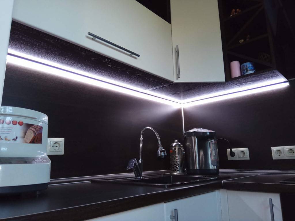 Монтаж подсветки на кухне под навесными шкафчиками