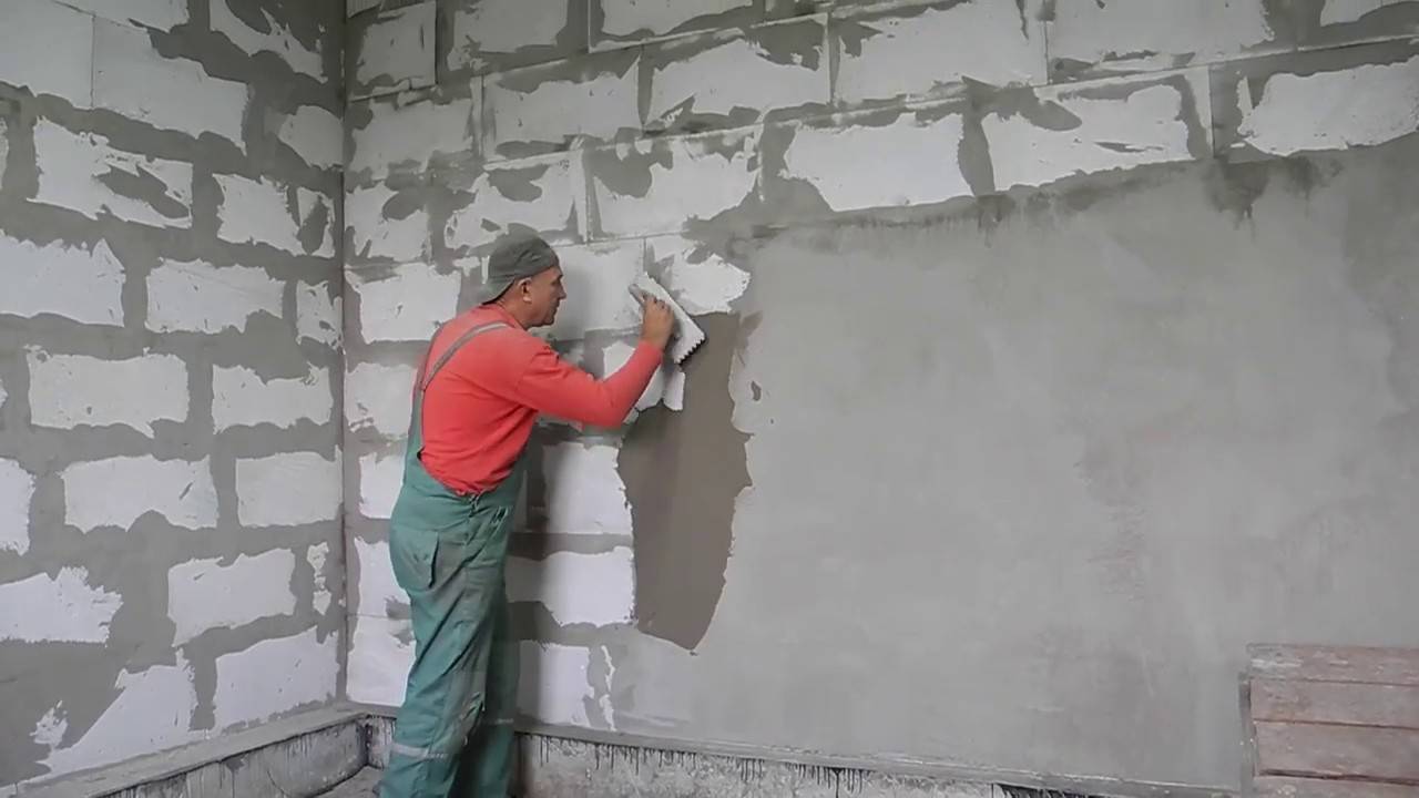 Как выровнять стену без маяков – использование штукатурной или цементно-песчаной смеси
