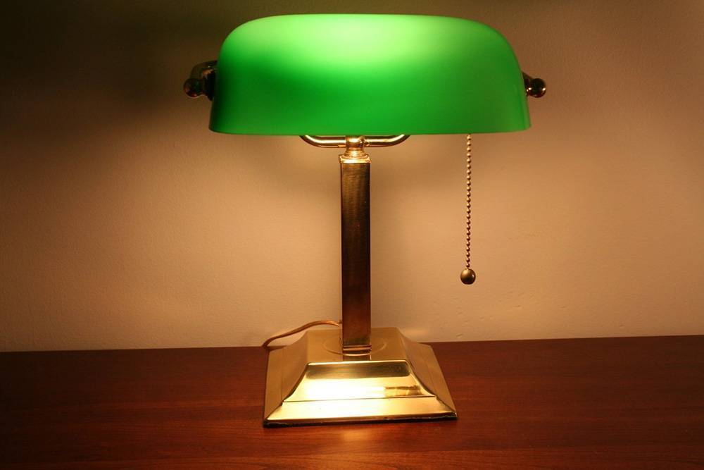 Настольная лампа в интерьере: как выбрать и расположить на столе (20 фото)