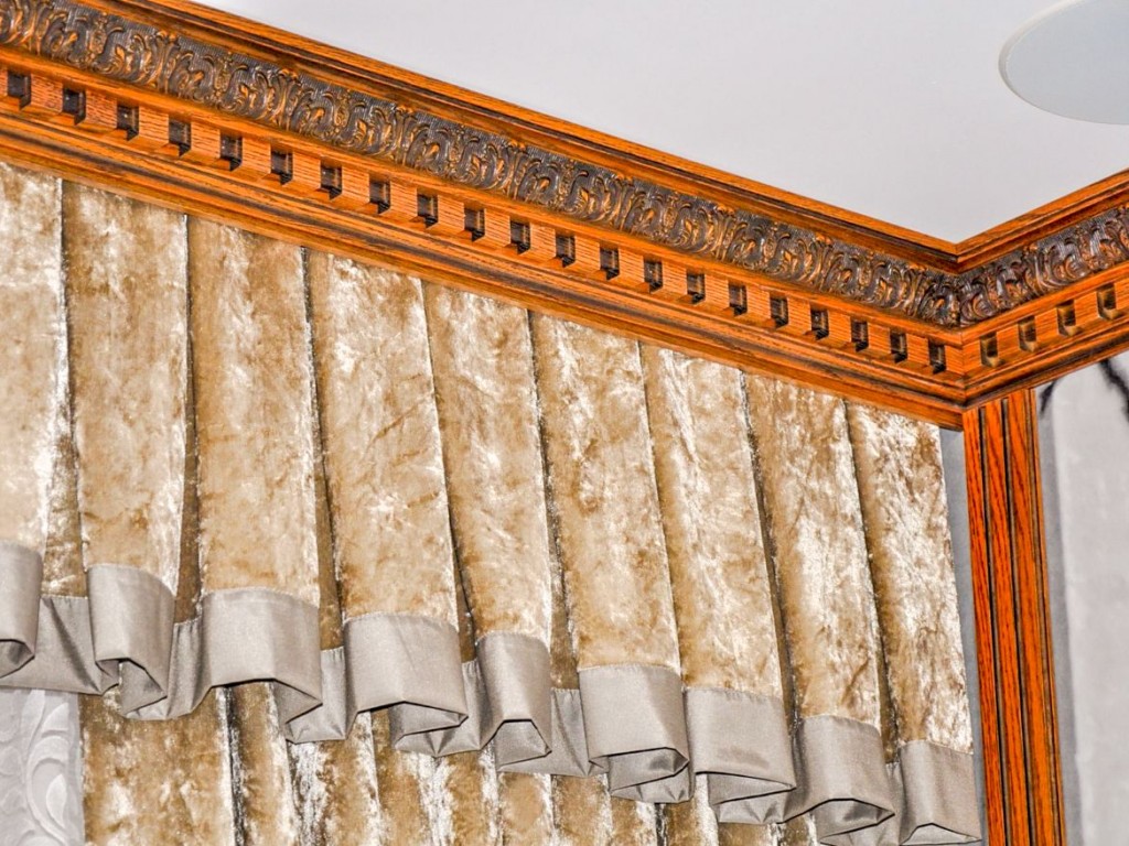 Как крепить бленду к потолочному карнизу: декоративную ленту и багетную планку