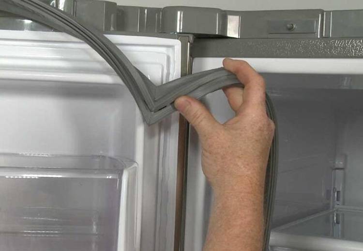 Замена уплотнителя на индезит. Уплотнитель двери холодильника Индезит. Уплотнительная резинка на холодильник Индезит с140. Уплотнитель дверей холодильник Индезит b20. Уплотнительная резинка для холодильника Vestfrost BKF 355.