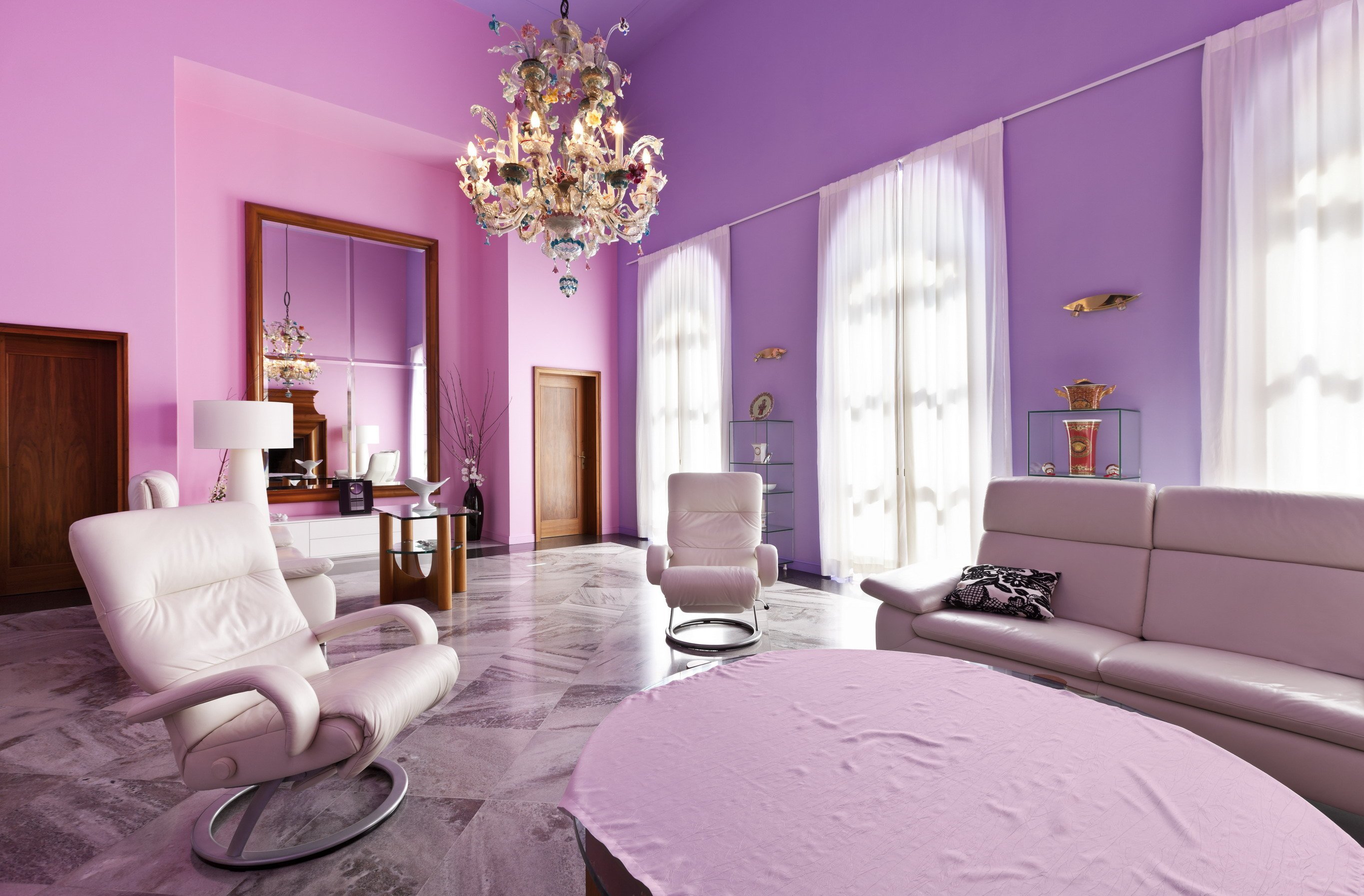 Фиолетовый диван в интерьере в гостиной — 50 фото примеров | блог о ремонте и дизайне интерьера